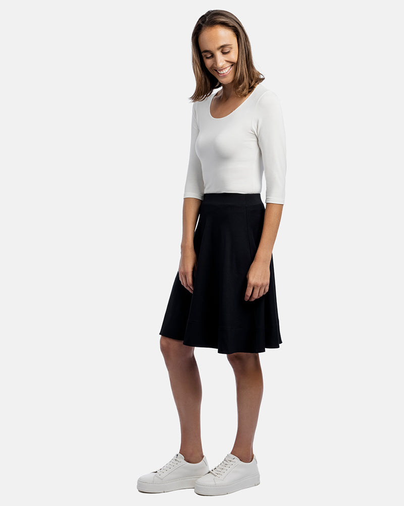 Frau Seitenansicht, Damen Tellerrock Lara, knielang, Farbe Black