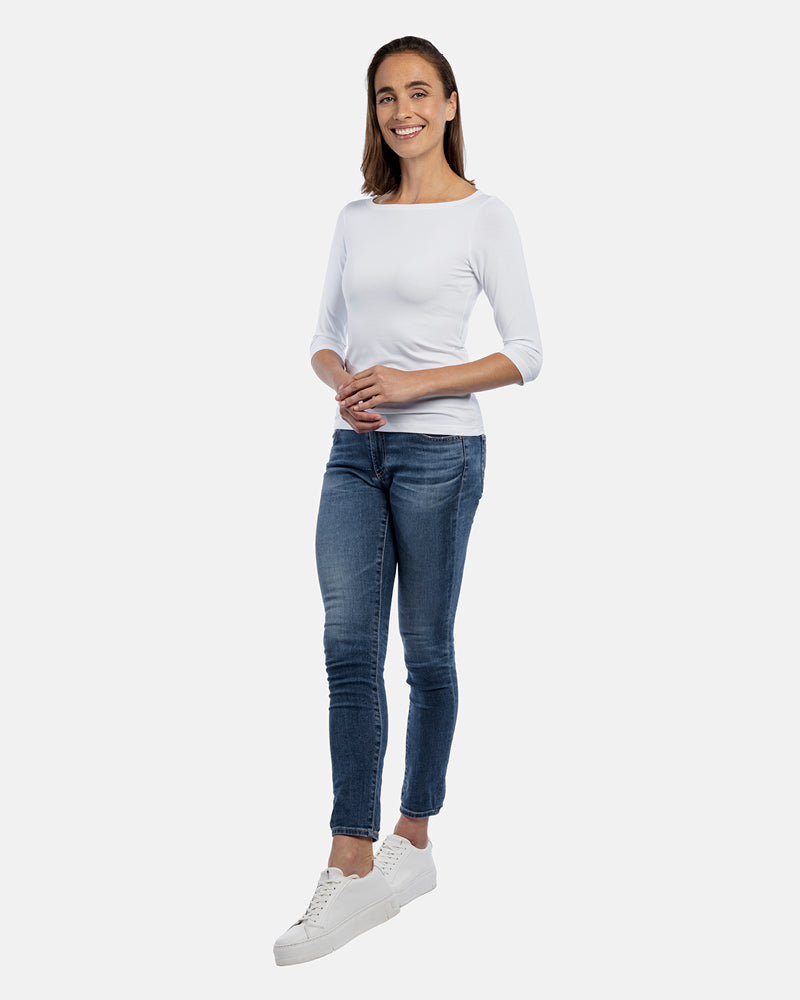 Vorderansicht Frau, Damen-Shirt Valerie, Farbe weiss, Bootsausschnitt, 3/4-Arm