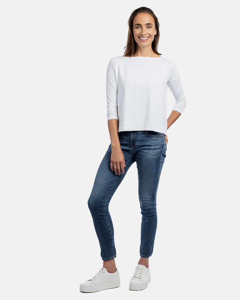 Frau stehend, weißes Damen Boxy Shirt, 3/4-Arm Marika